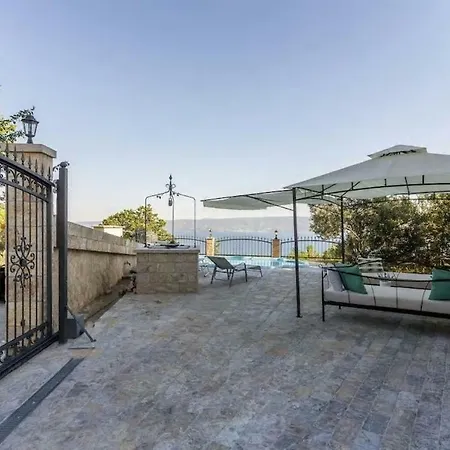 The Double With Pool Is Located In Krilo Jasenice And Provides A Place For